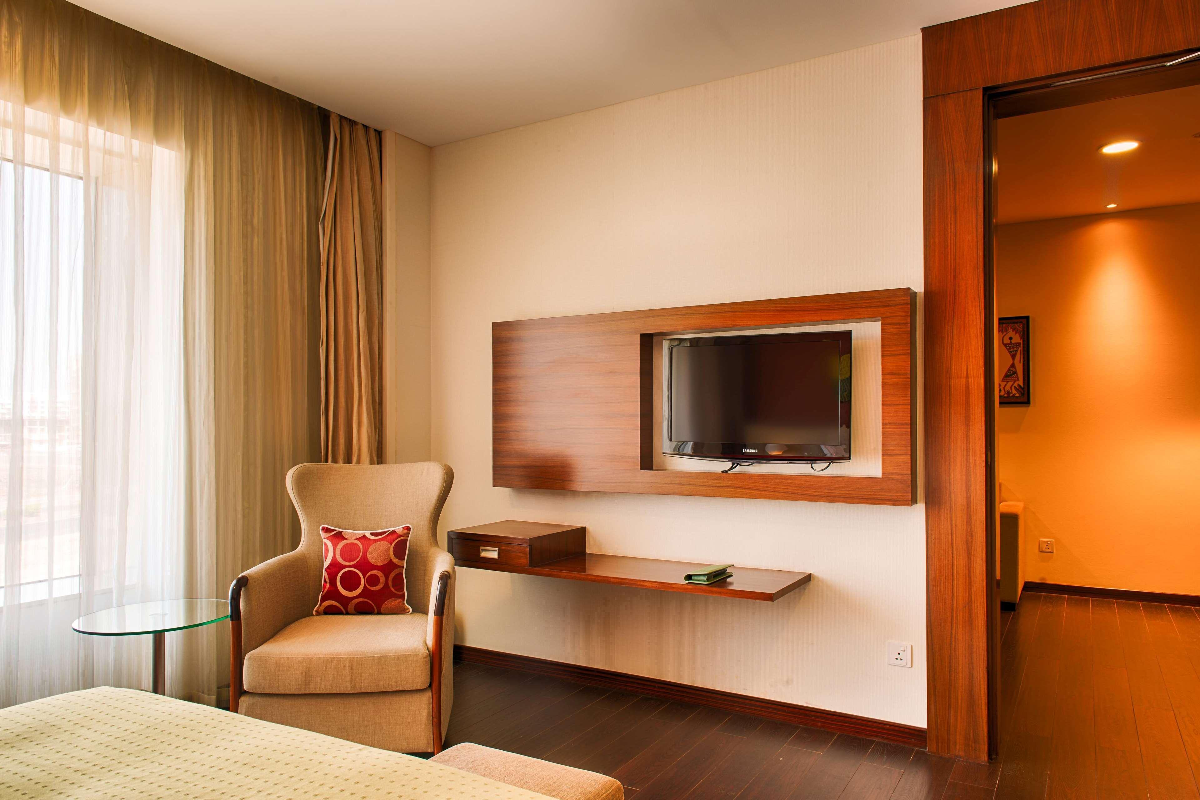 Ramada Plaza By Wyndham Pune Hinjewadi Dapuri Exterior photo
